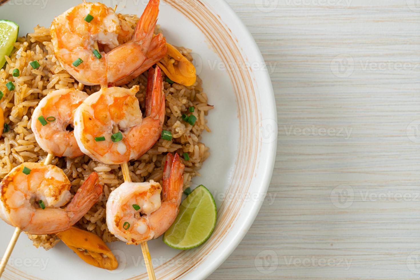 arroz frito com espetos de camarão foto