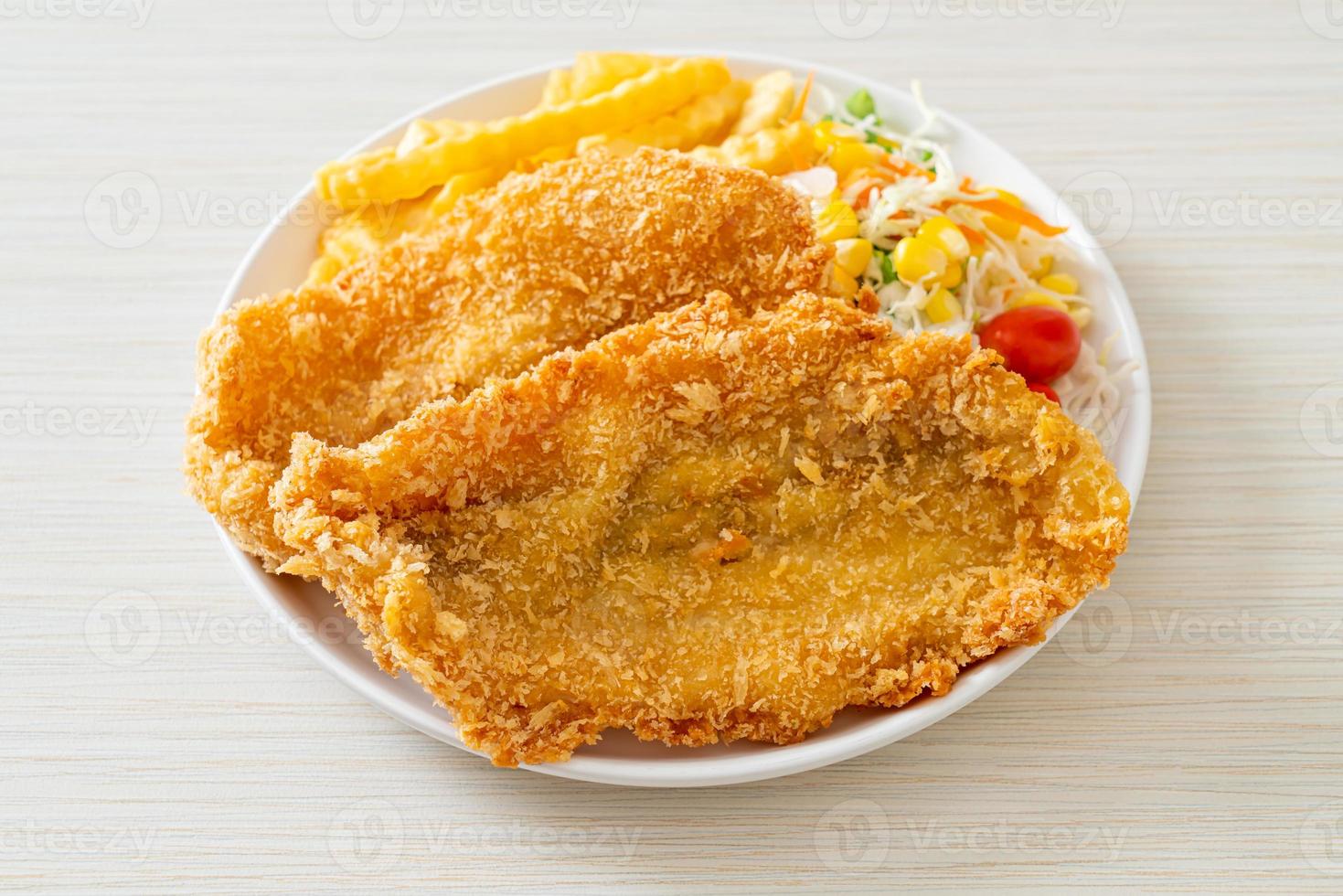 peixe e batatas fritas com mini salada foto