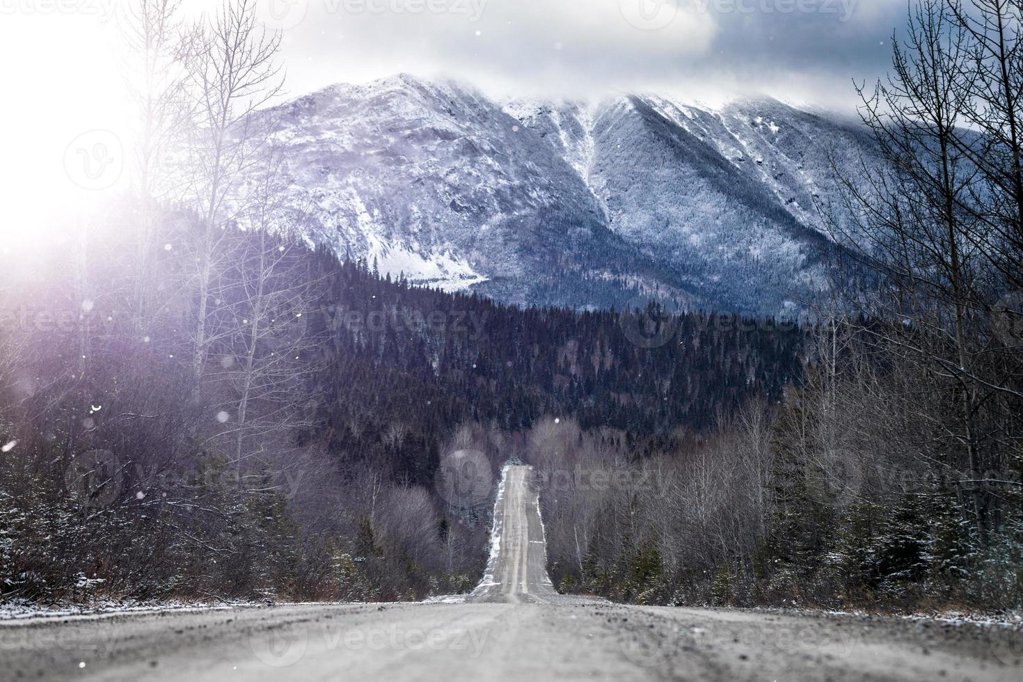 paisagem de inverno do topo de uma montanha no Canadá, estrada quebec com belas montanhas nevadas ao fundo foto