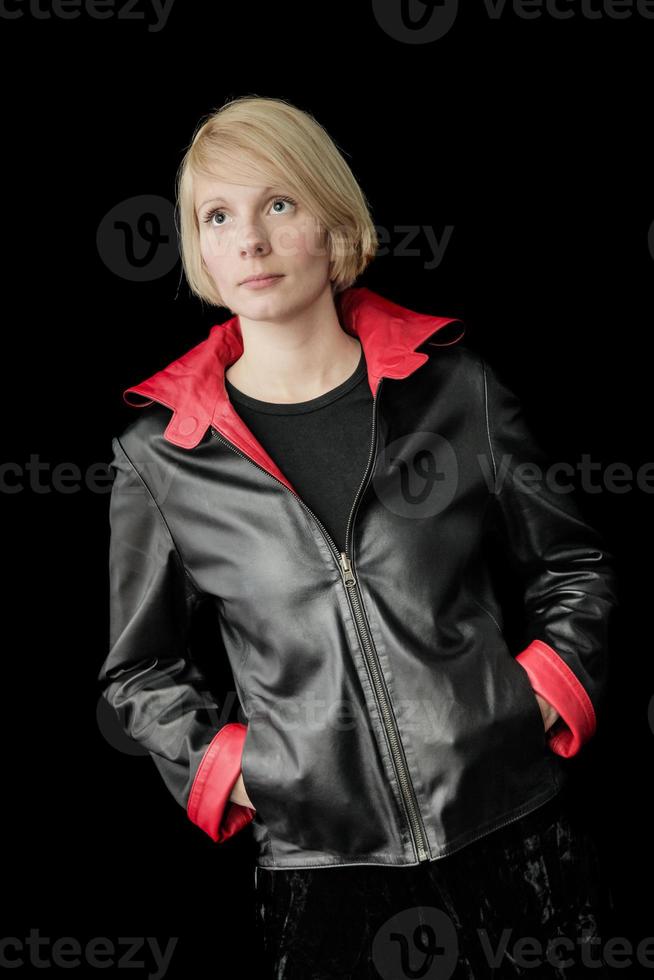 mulher posando com uma jaqueta de couro reversível foto
