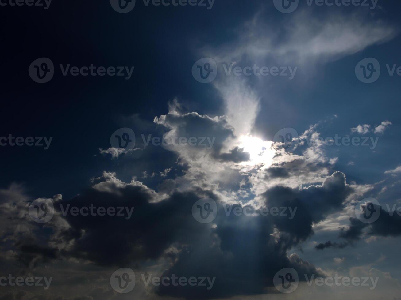 espetacular pôr do sol sobre, laranja Sol Aumentar acima sobre a horizonte foto