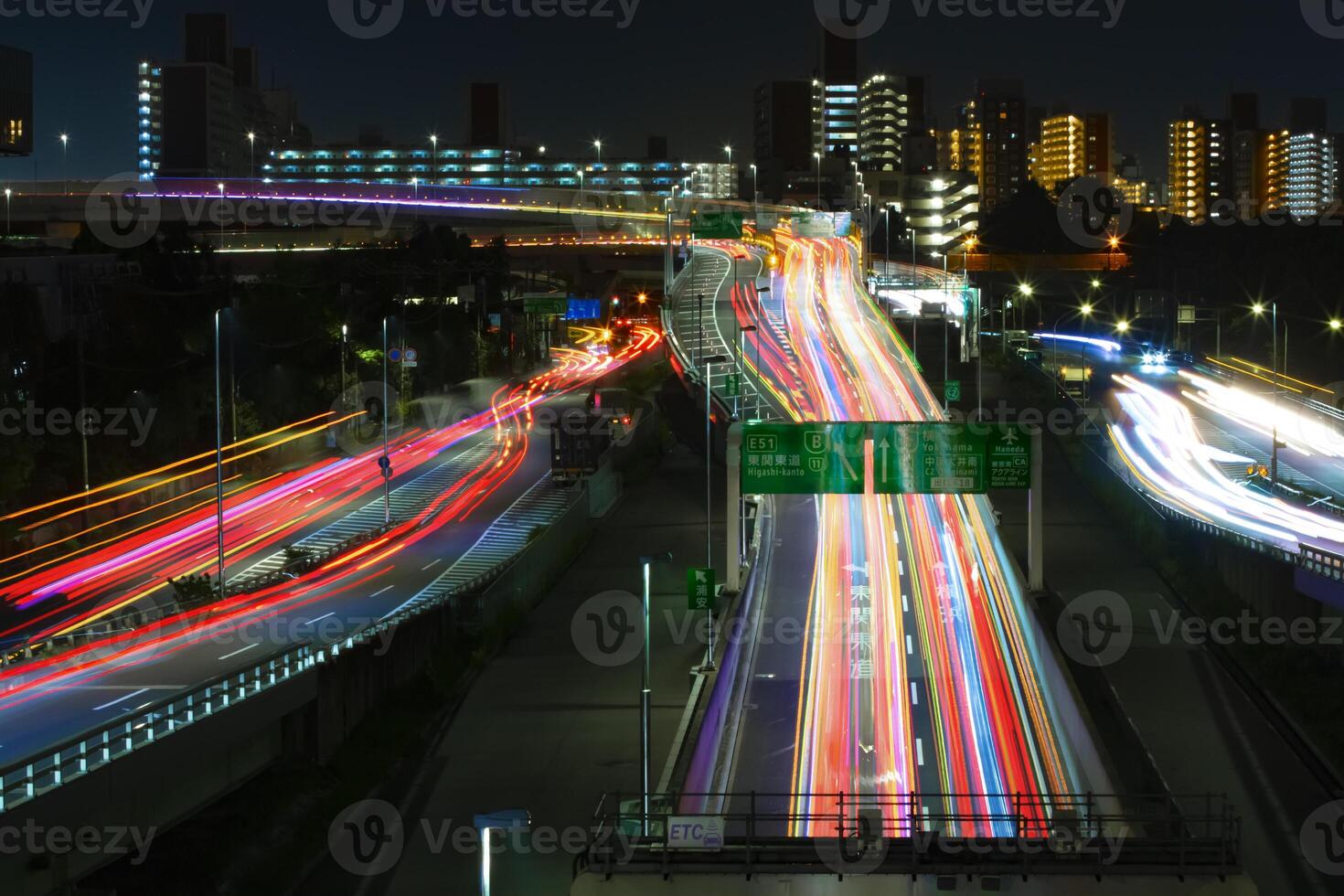 uma noite espaço de tempo do a tráfego geléia às a urbano rua dentro Tóquio foto