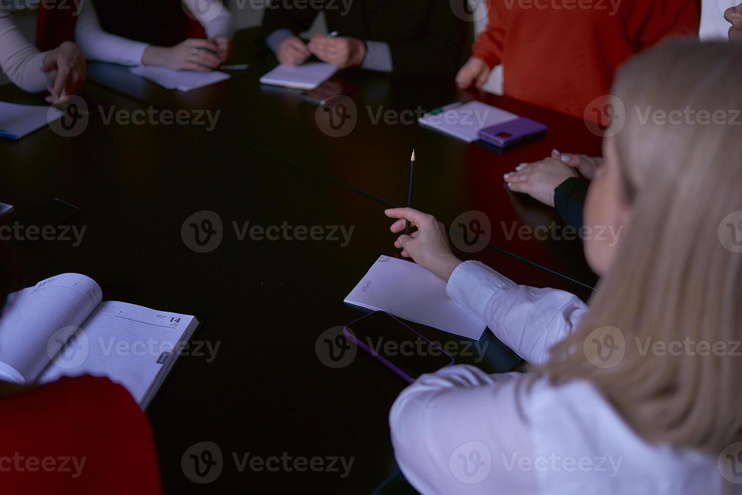 cadernos em a mesa durante uma encontro dentro a escritório foto