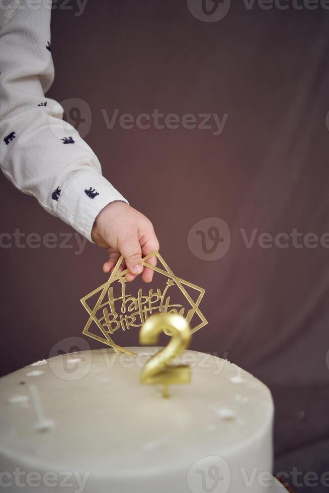 a pequeno aniversário Garoto come dele bolo foto