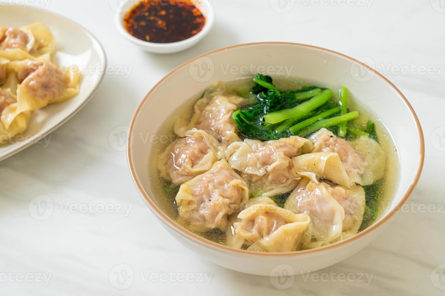 sopa de wonton de porco ou sopa de bolinhos de porco com vegetais foto