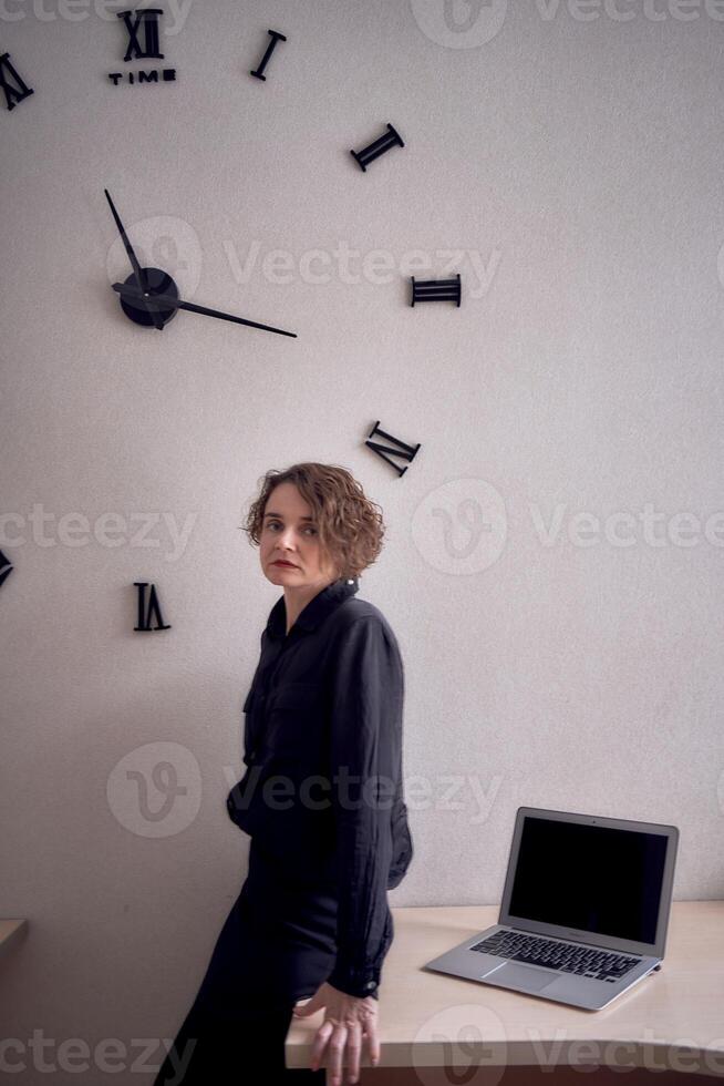 mulher com computador portátil trabalhos dentro escritório foto