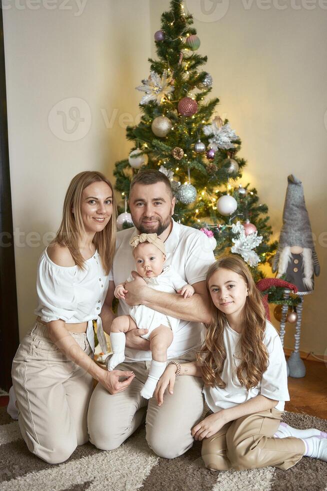 família comemoro Novo ano véspera às casa foto