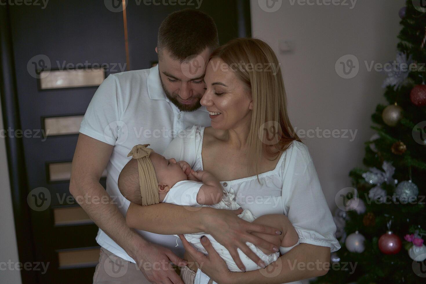 pais aguarde uma bebê às casa foto