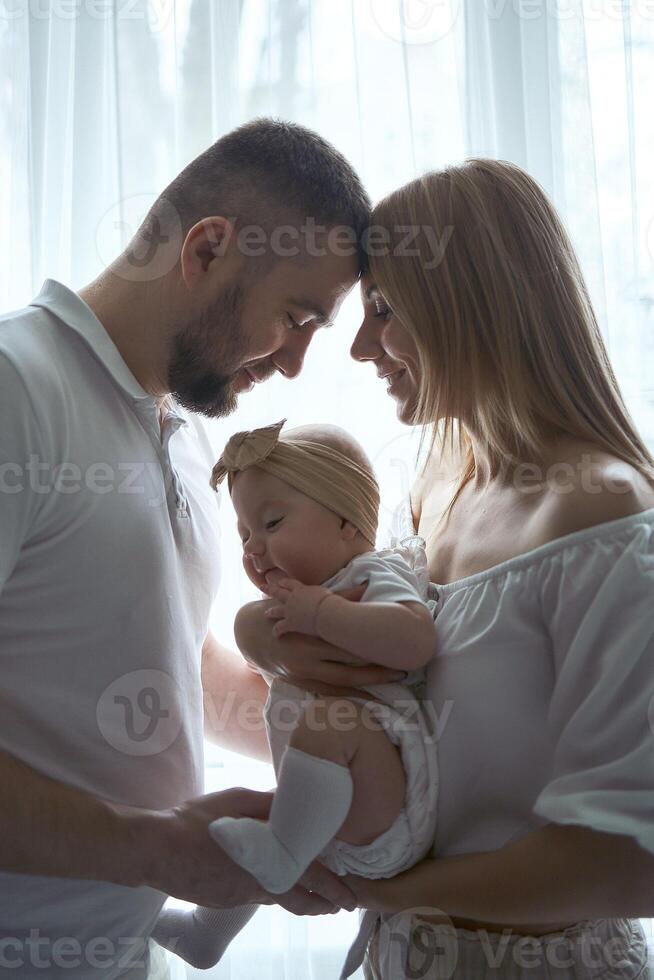 adorável pais com seus pequeno bebê foto