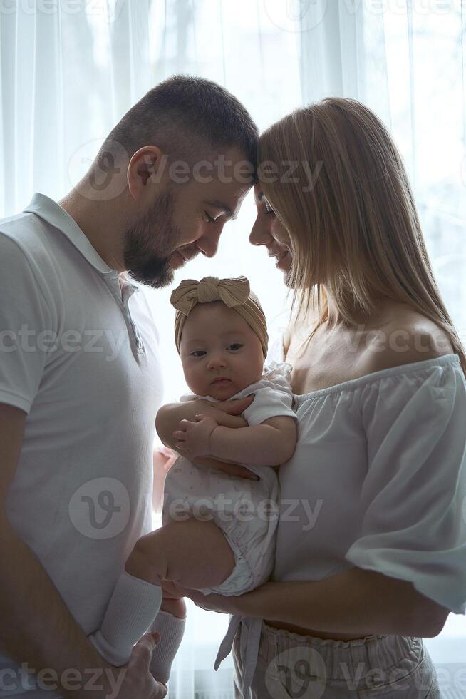 adorável pais com seus pequeno bebê foto