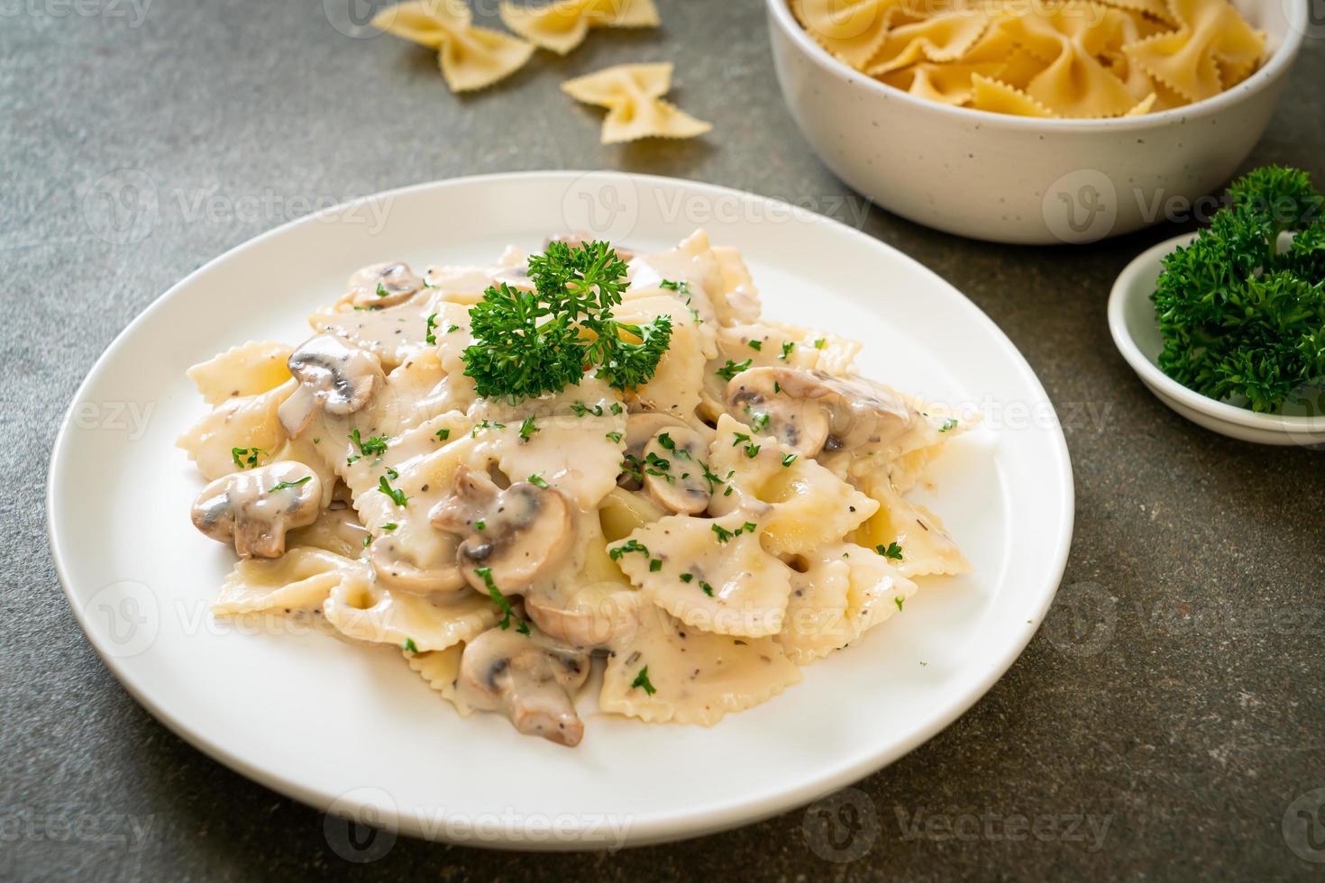 macarrão farfalle com molho de creme de cogumelos branco foto