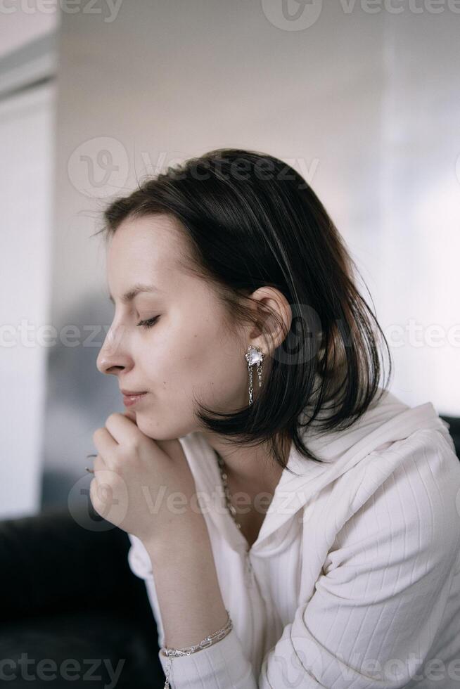 jovem Adolescência menina brigando cérebro Câncer às foto tiro dentro estúdio, metal parede, reflexão, Preto sofá