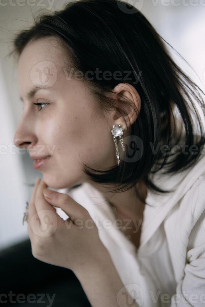 jovem Adolescência menina brigando cérebro Câncer às foto tiro dentro estúdio, metal parede, reflexão, Preto sofá