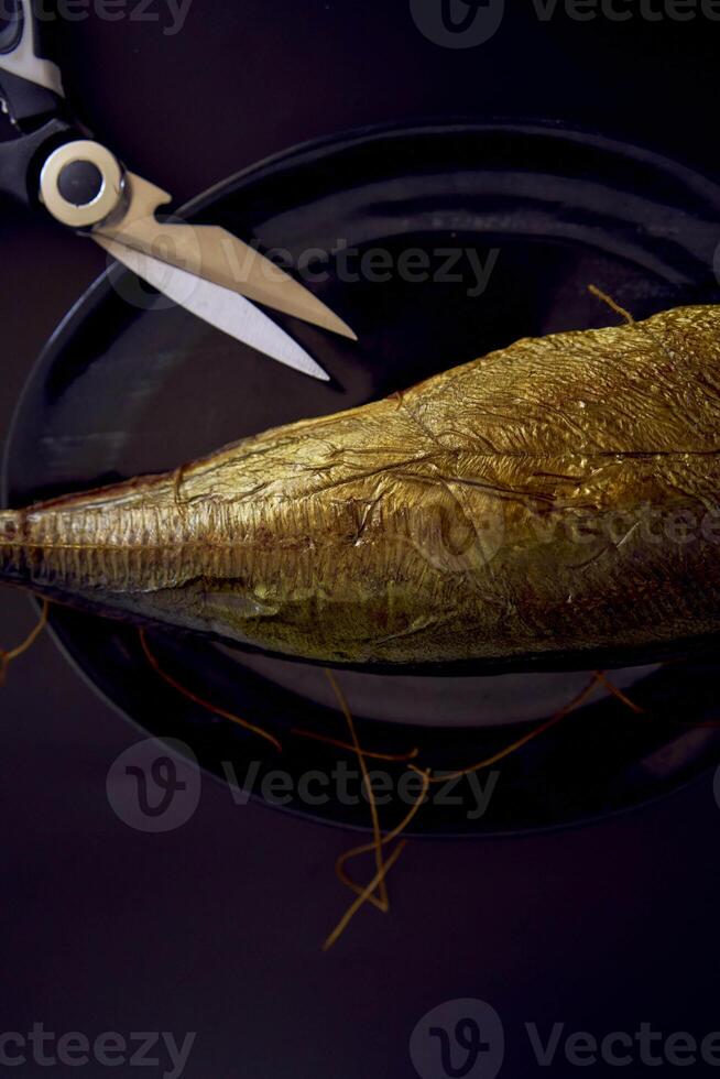 a processo do dissecando quente defumado dourado cavalo cavalinha com pequeno facas foto