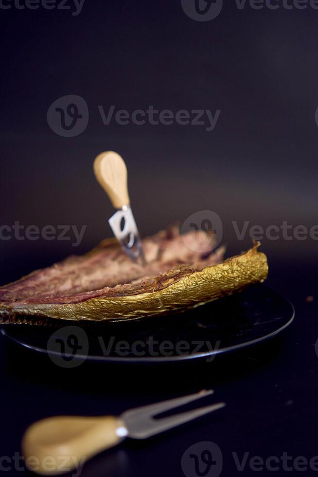 a processo do dissecando quente defumado dourado cavalo cavalinha com pequeno facas foto