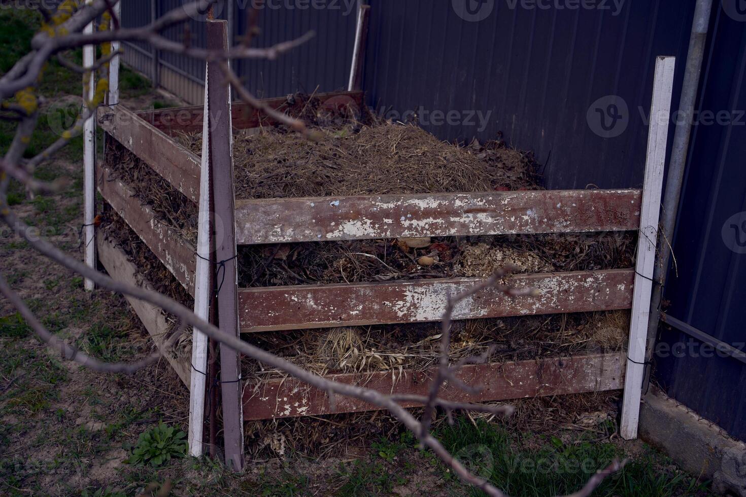 composto barreira, casa em processamento do orgânico desperdício foto