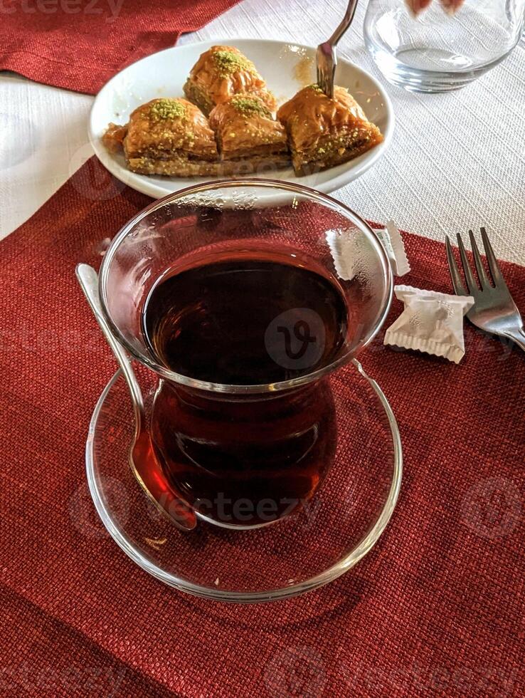 uma chá e baklava dentro uma turco restaurante foto