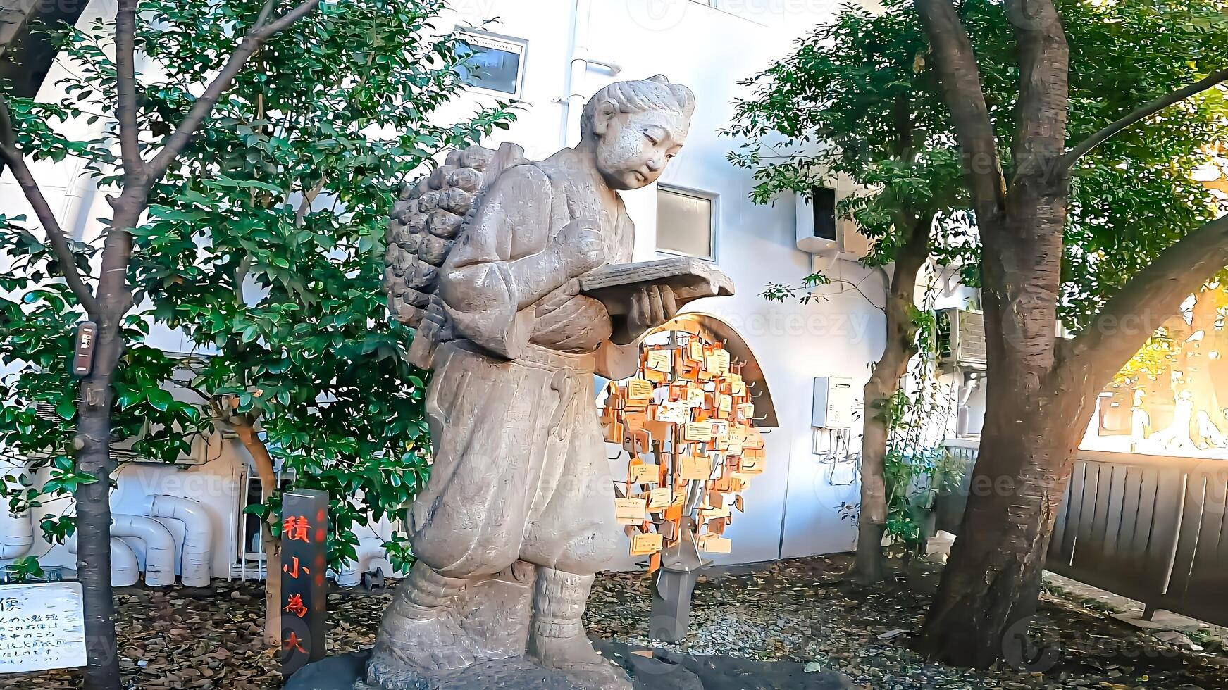 Shinjuku, Tóquio, Japão. hanazono santuário, uma santuário em pé dentro a meio do a cidade. isto existia dentro 1590, a ano Tokugawa ieyasu entrou Tóquio foto