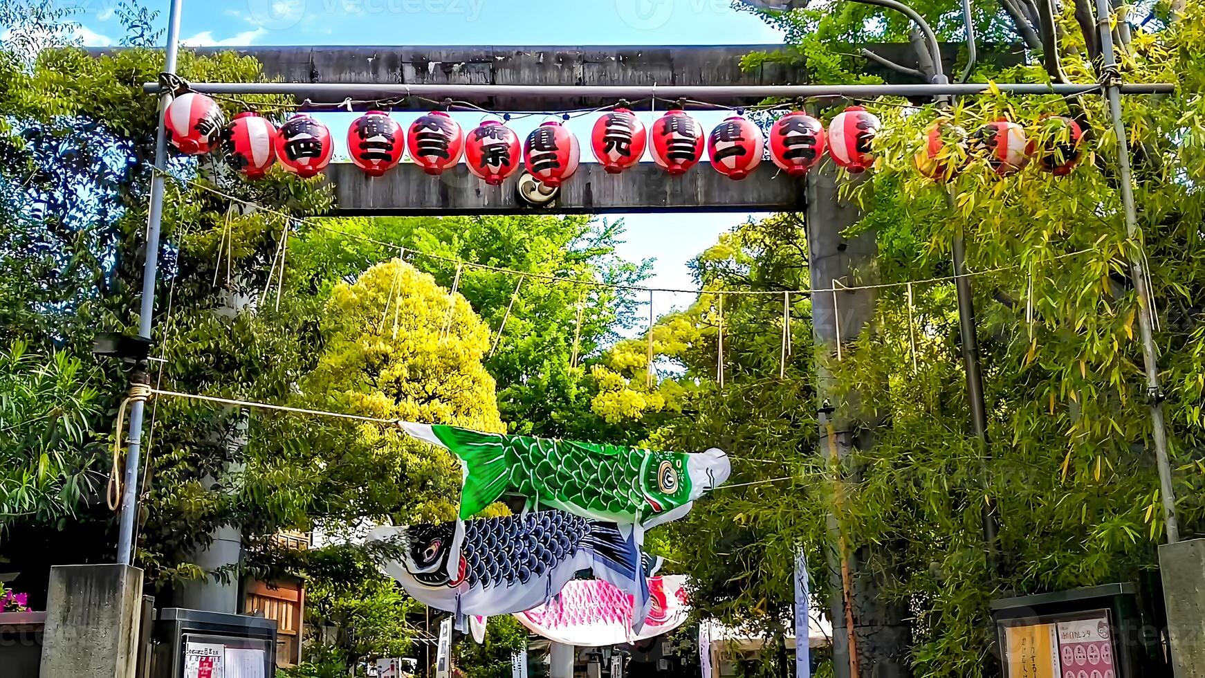 koi noboris, carpa serpentinas exibido às uma santuário dentro a fresco verde. é uma japonês personalizado, para exibição em forma de carpa faixas dentro a jardim para desejo para a saudável crescimento do Rapazes em Dragão barco festival. foto