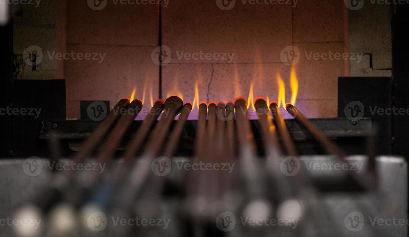 soprando canos mantidos aquecidos no forno a propano foto