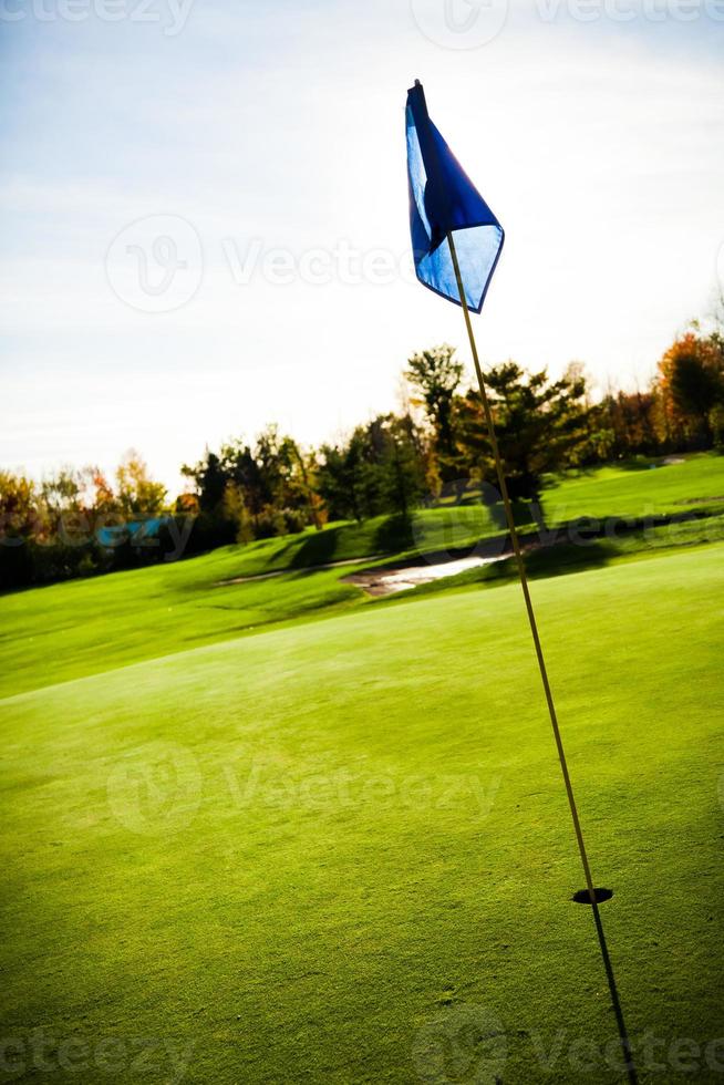 bandeira do campo de golfe foto