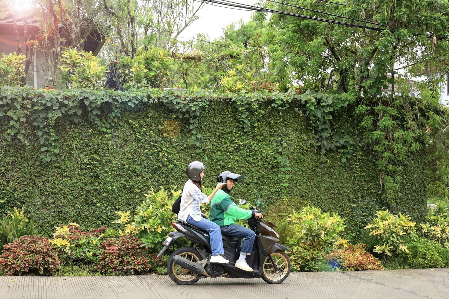 fêmea passageiro mostrando direção para conectados motocicleta motorista foto