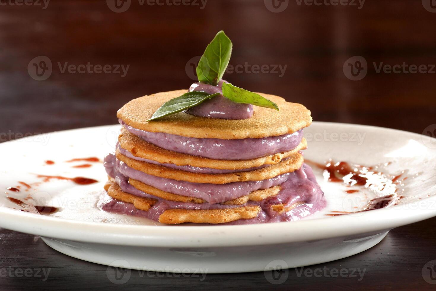 panquecas com uva geléia creme em prato foto