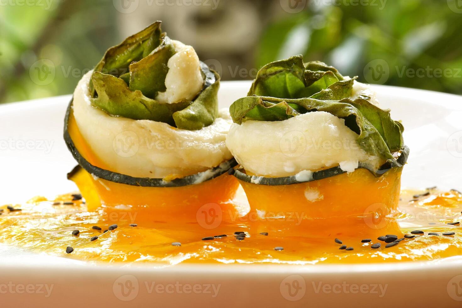 peixe filé enrolado com folhas e paixão fruta geléia molho foto