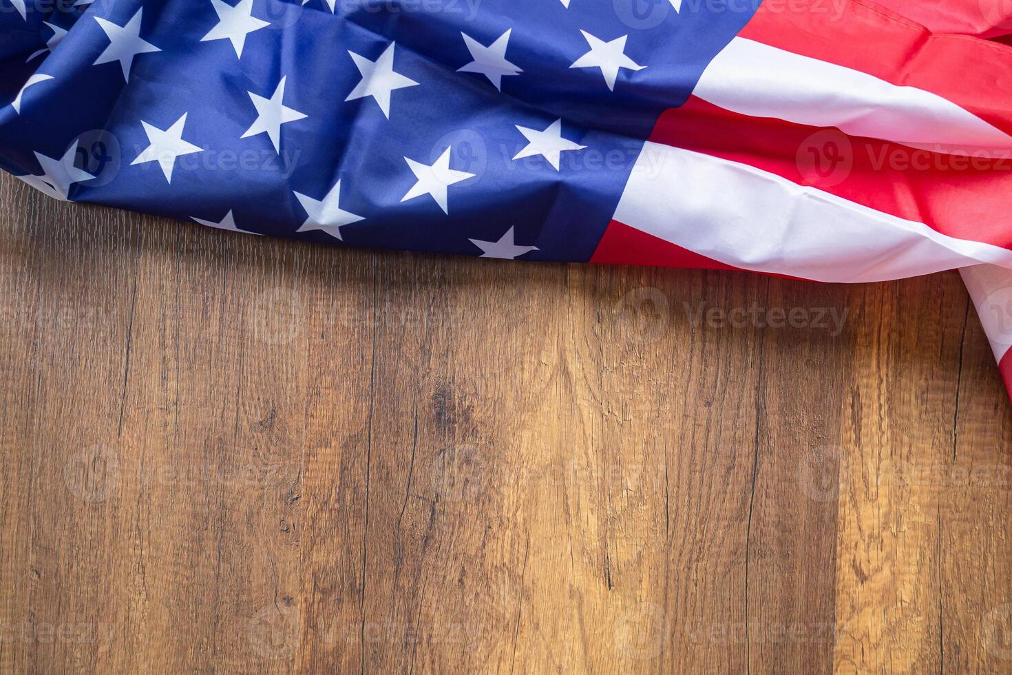 topo Visão do a americano bandeira em uma de madeira fundo com cópia de espaço para texto. 4º do julho, independência dia, comemoro americano nacional dia, trabalho dia, memorial dia, e Mais foto
