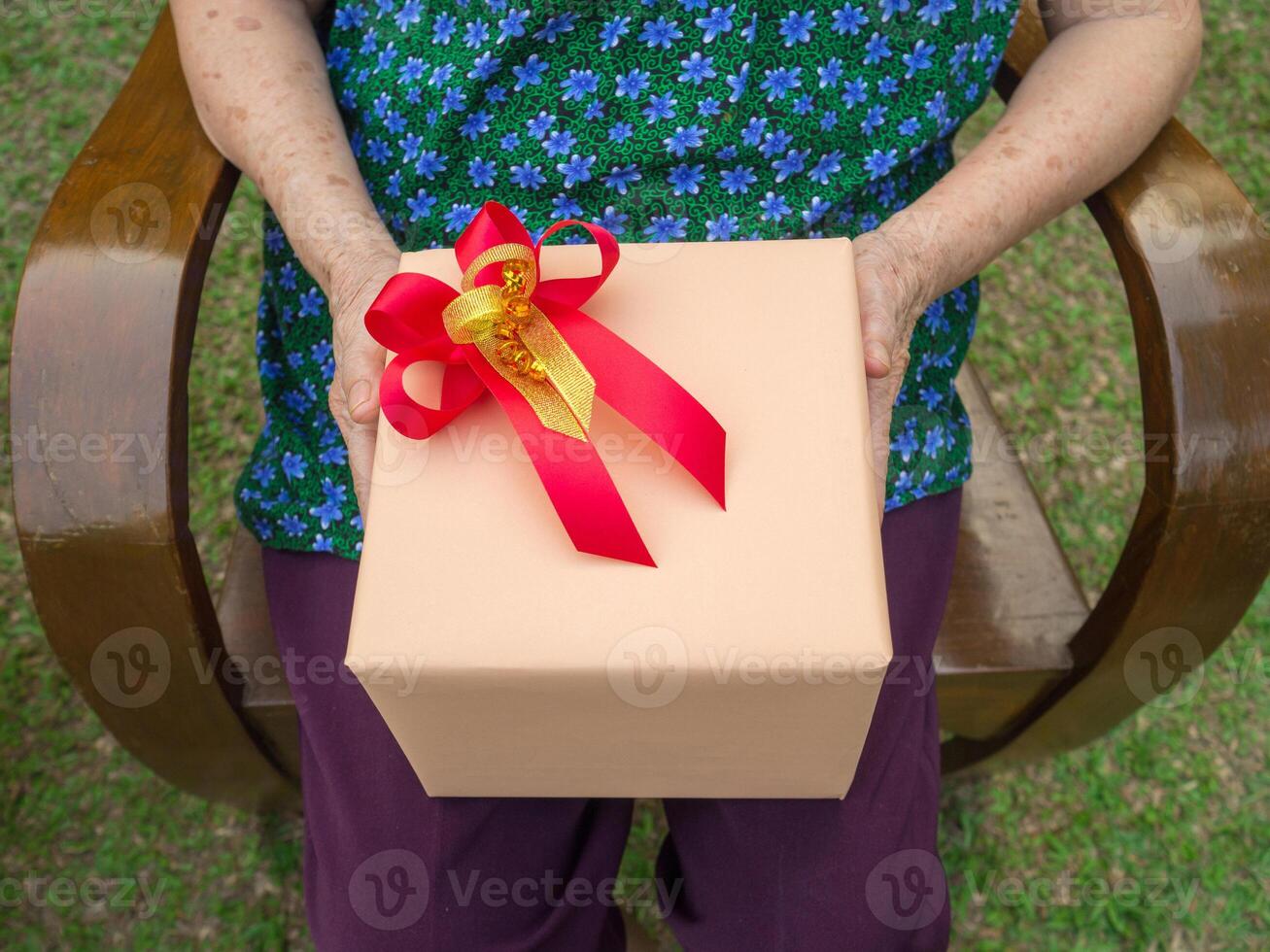 presente Castanho luz com vermelho fita. feliz mãe dia conceito foto