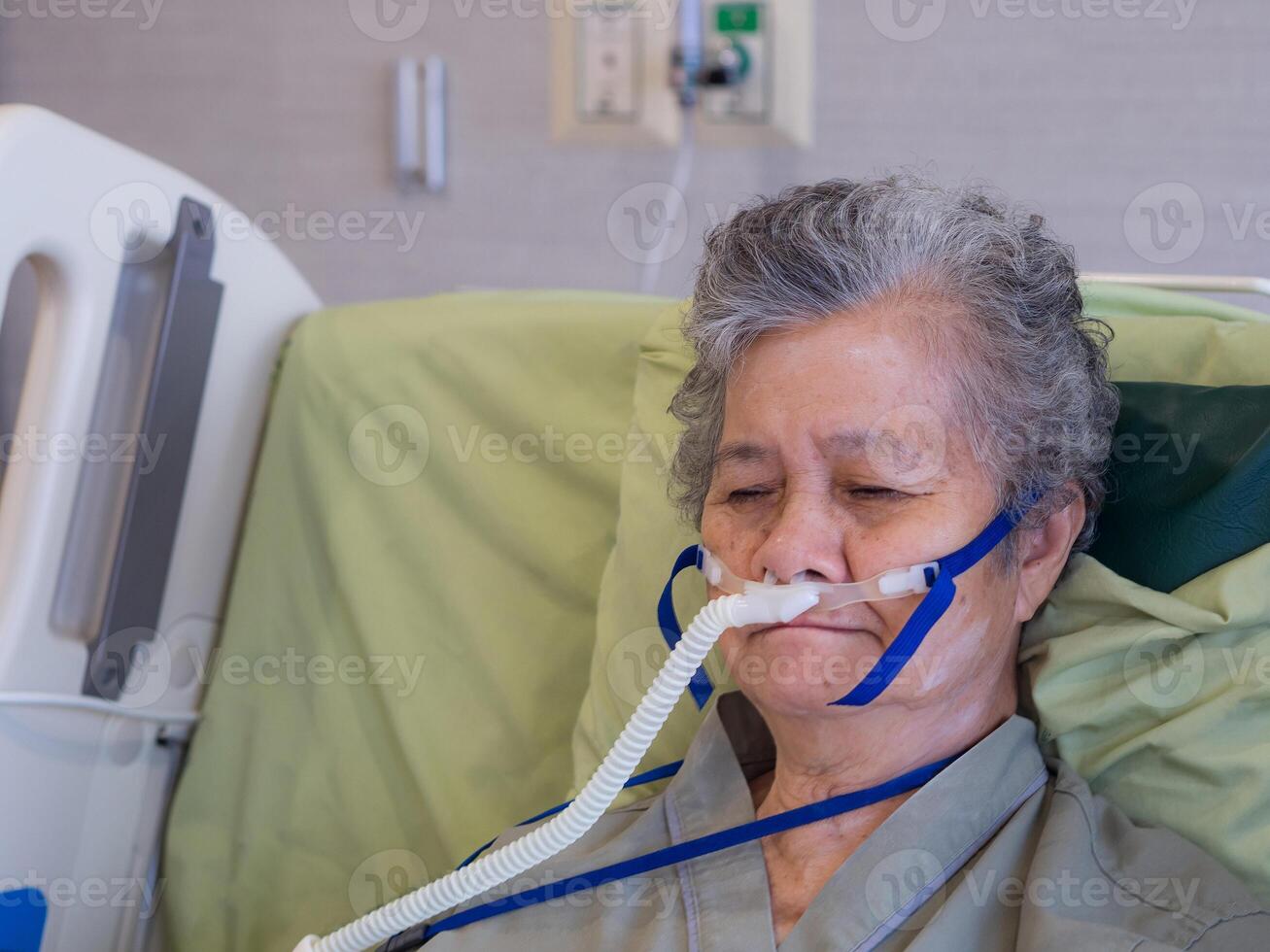 fechar-se do Senior mulher pacientes com pulmão doença, obtendo oxigênio para tratamento dentro a quarto às a hospital. espaço para texto. conceito do envelhecido pessoas e cuidados de saúde foto
