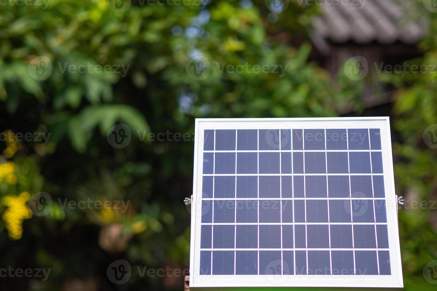 pequeno Tamanho solar célula painéis dentro a jardim. instalação fotovoltaico para fornecendo luz às noite foto