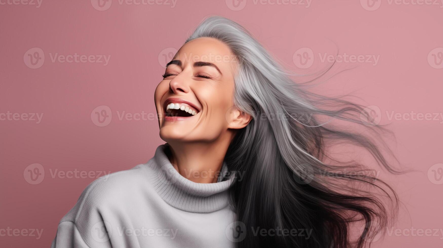 linda envelhecimento feliz mulher com grandes cinzento cabelo, brilhando saudável pele fechar-se. publicidade do cosméticos, perfumes foto