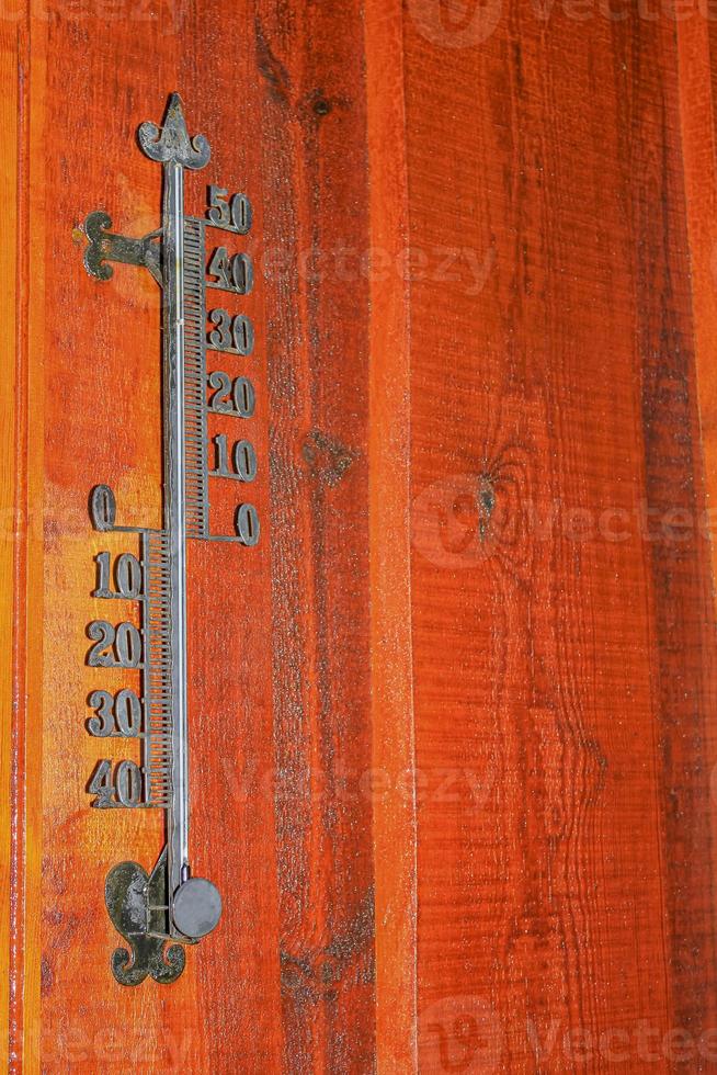medidor de temperatura em uma parede de madeira na noruega. foto