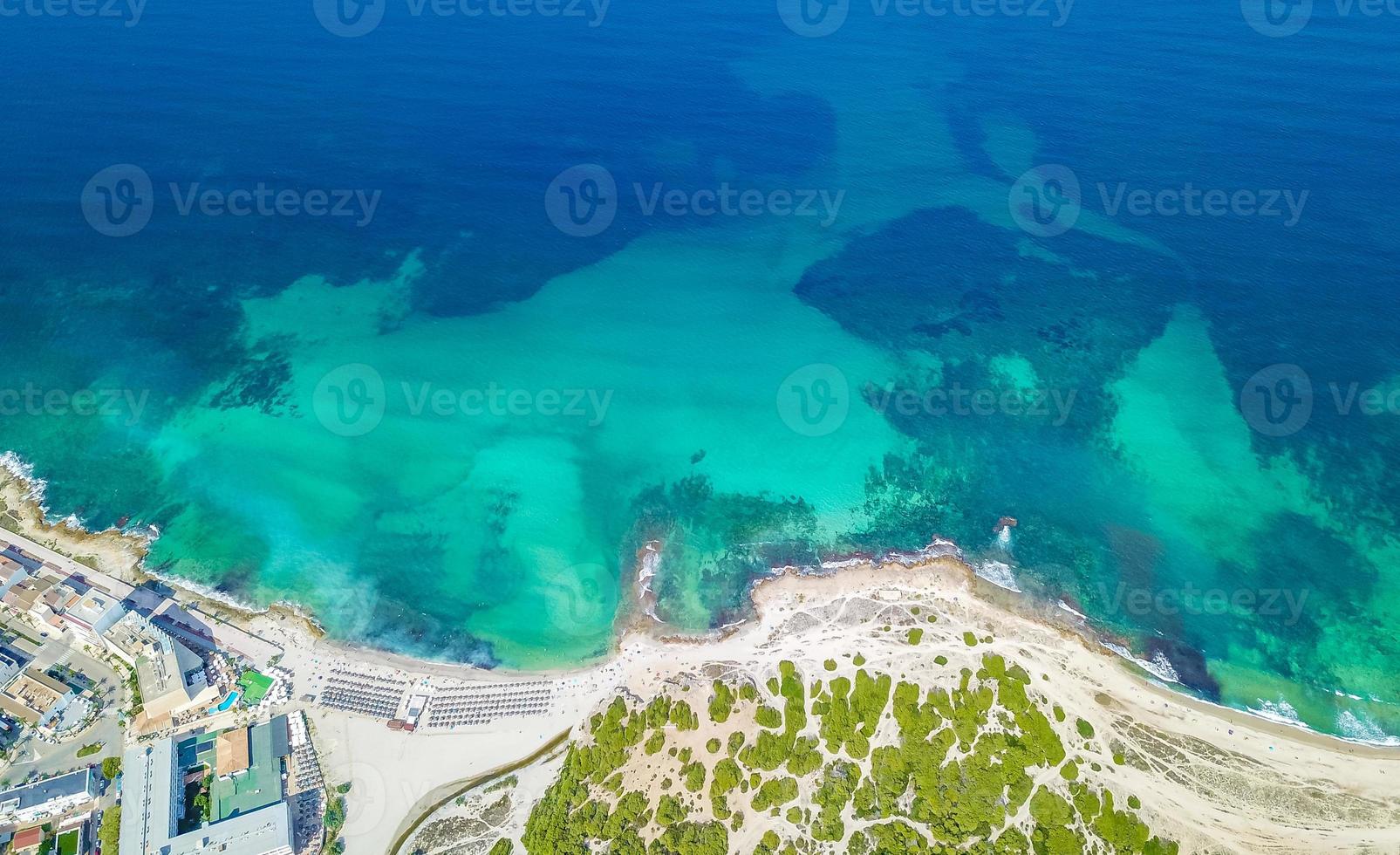 belo panorama da paisagem do drone da praia da costa pode picafort mallorca, espanha. foto
