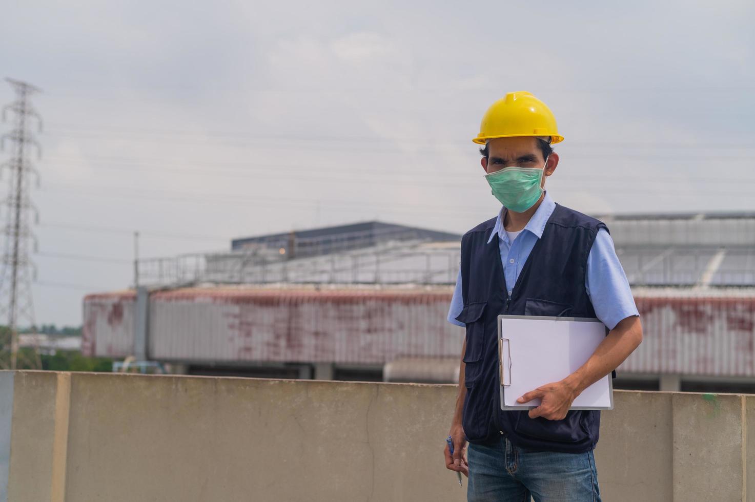 engenheiros monitoram e controlam o trabalho na área de construção. foto