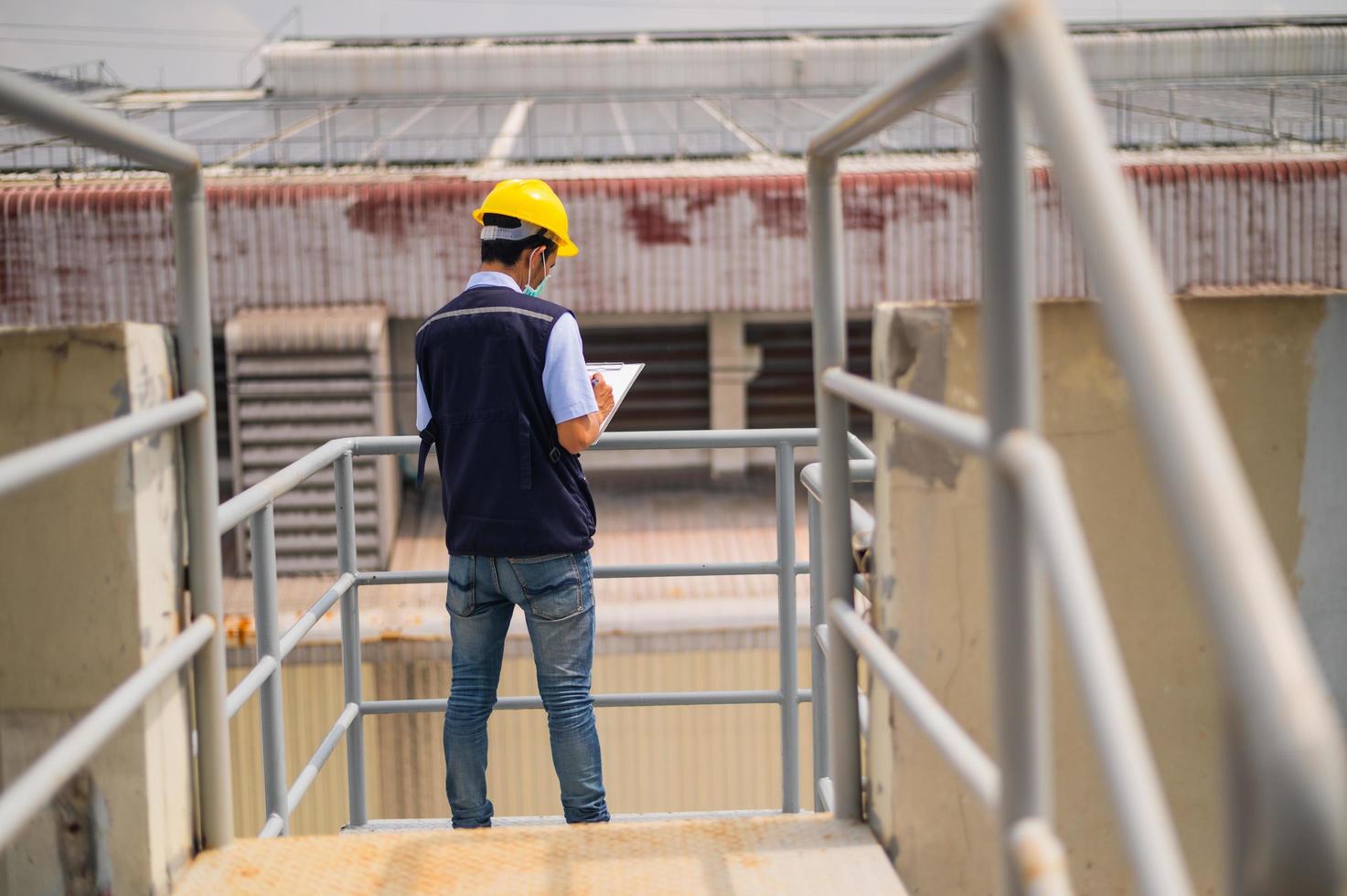 os engenheiros tomam nota das inspeções da planta industrial. foto