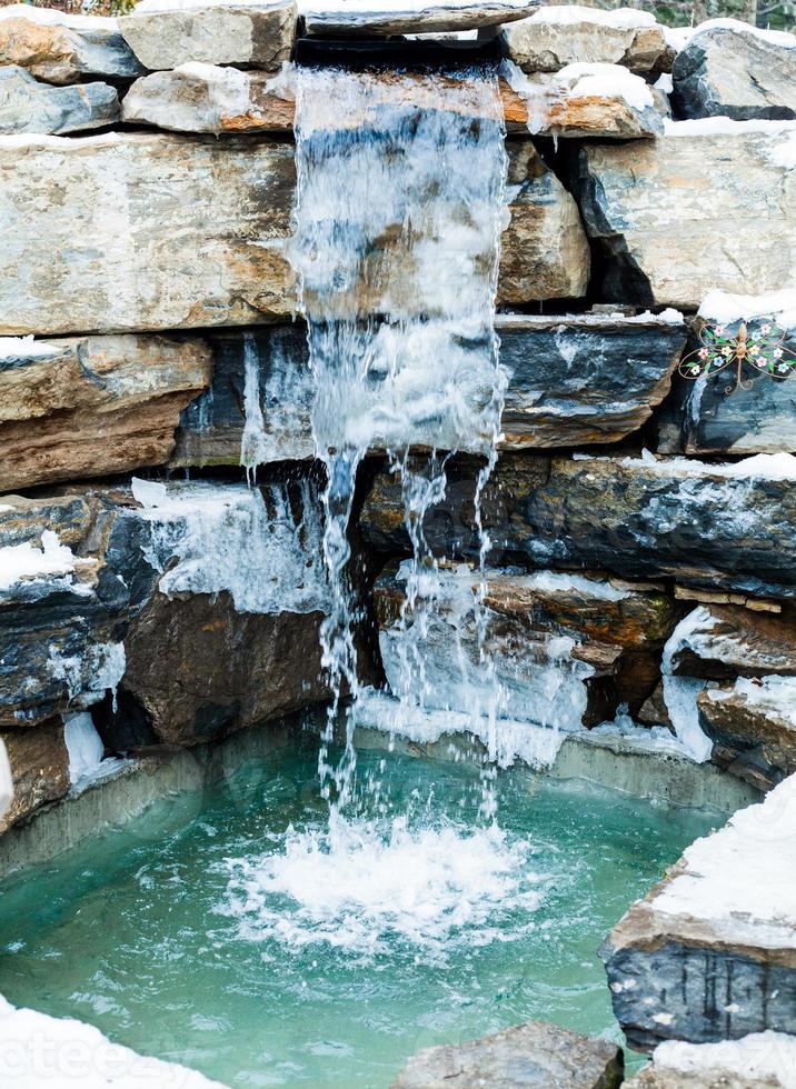 cascata nórdica de água fria ao ar livre foto