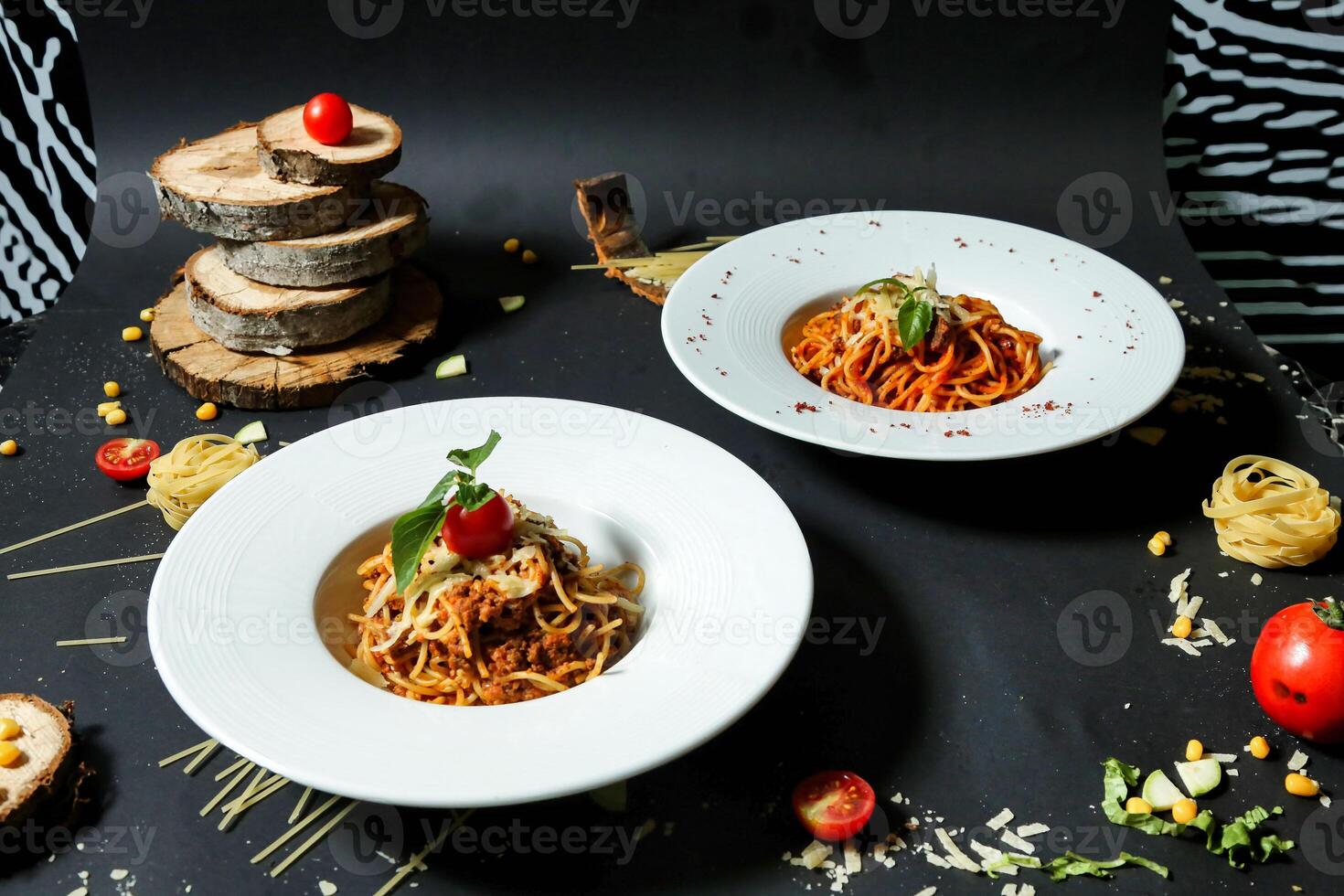 mesa conjunto com dois pratos do Comida foto