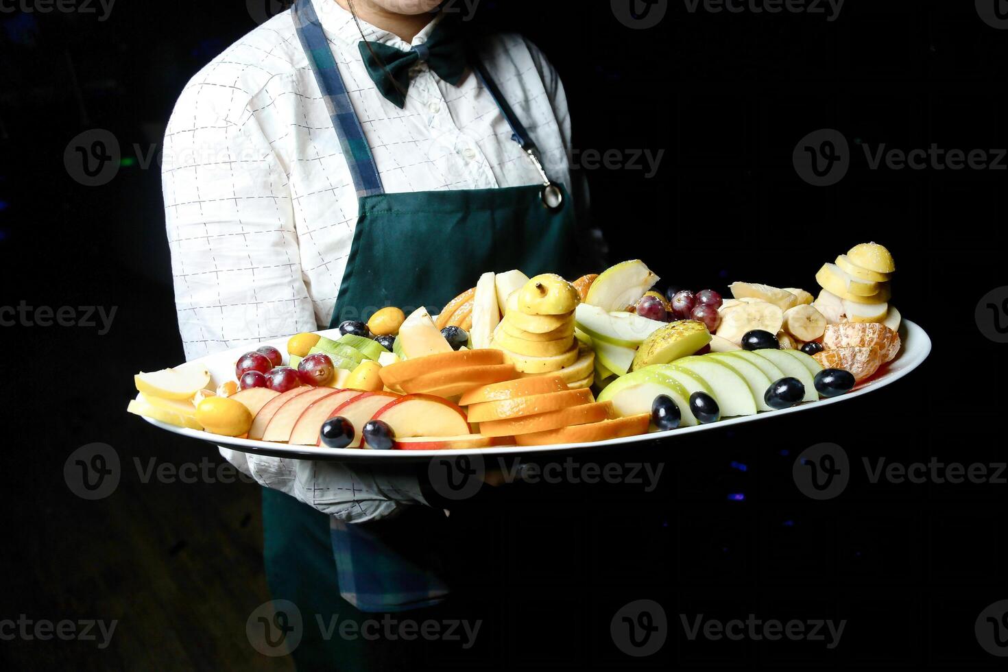 homem detém bandeja do Comida às ao ar livre mercado foto