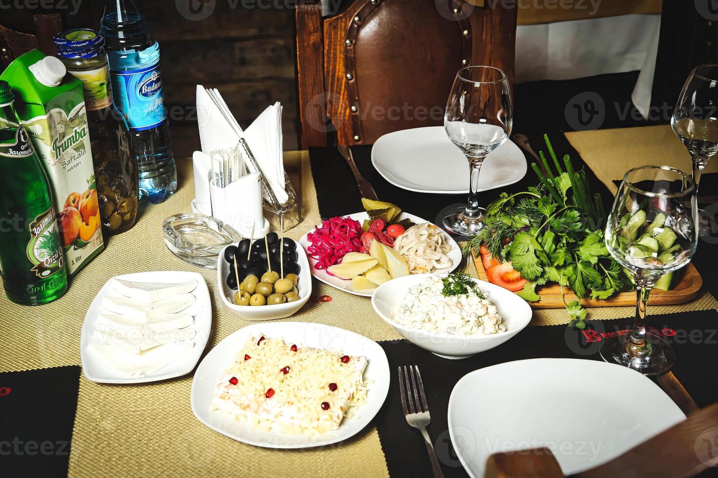 mesa conjunto com delicioso Comida e vinho óculos foto