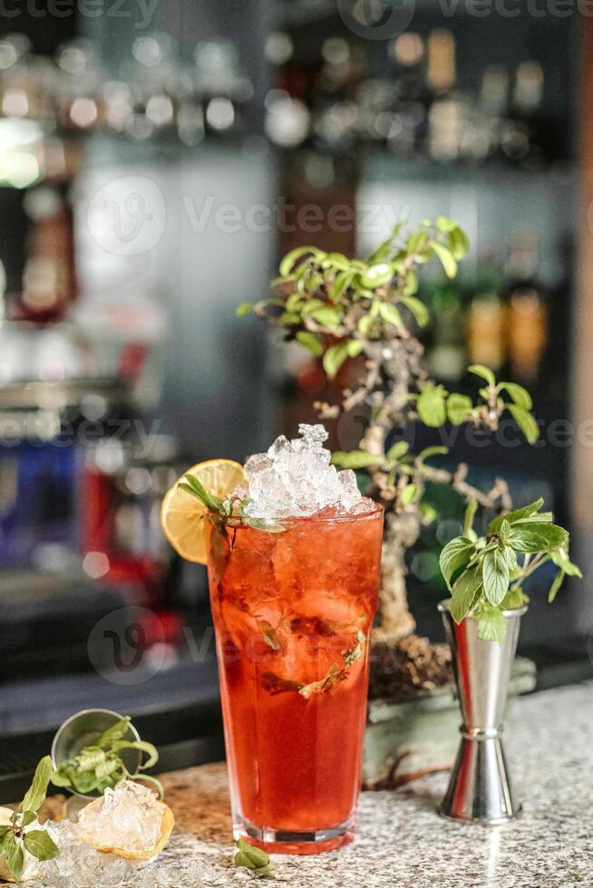 alta vidro preenchidas com beber Próximo para em vaso plantar foto