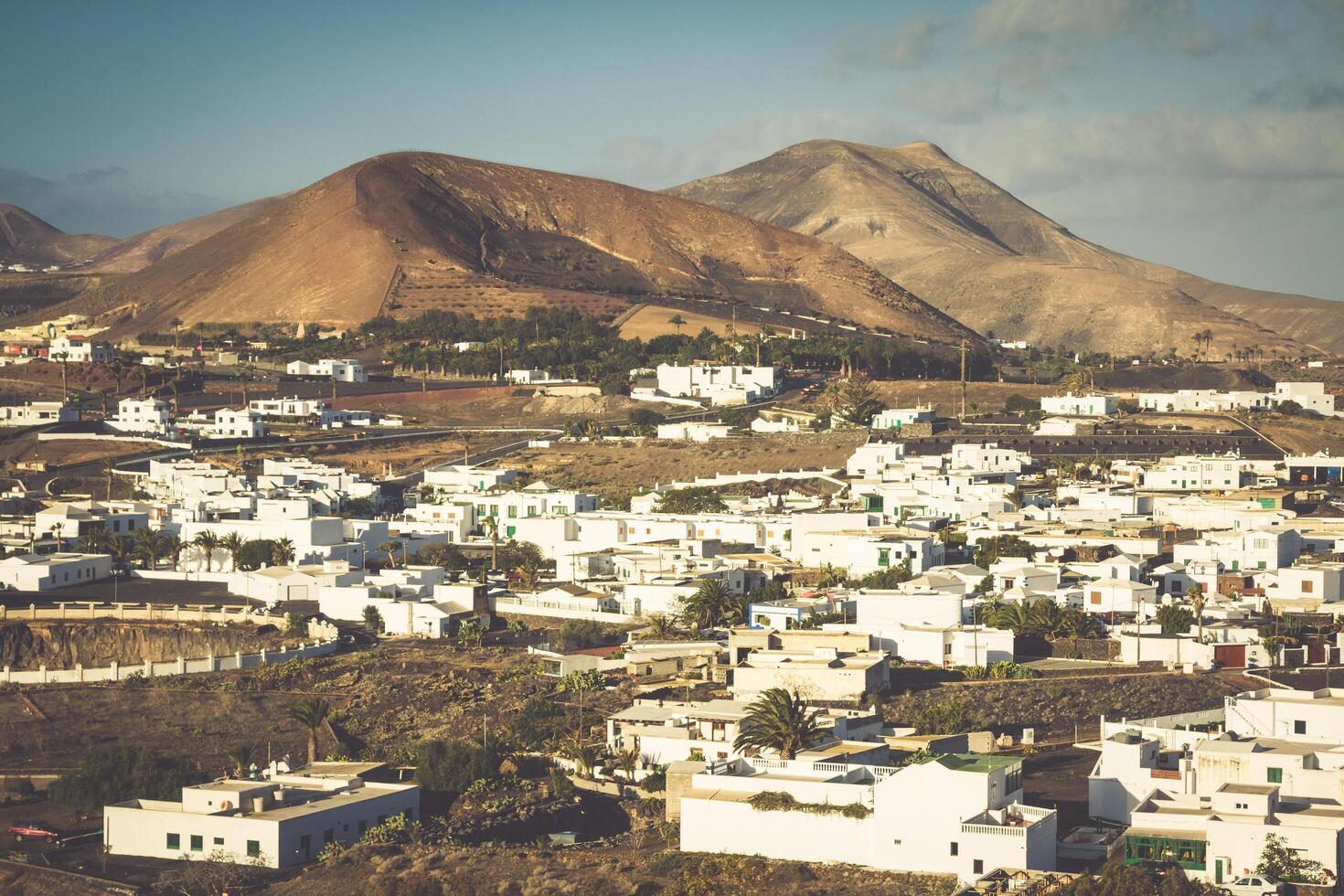 lindo Vila yaiza com Visão para a vulcões do Lanzarote foto