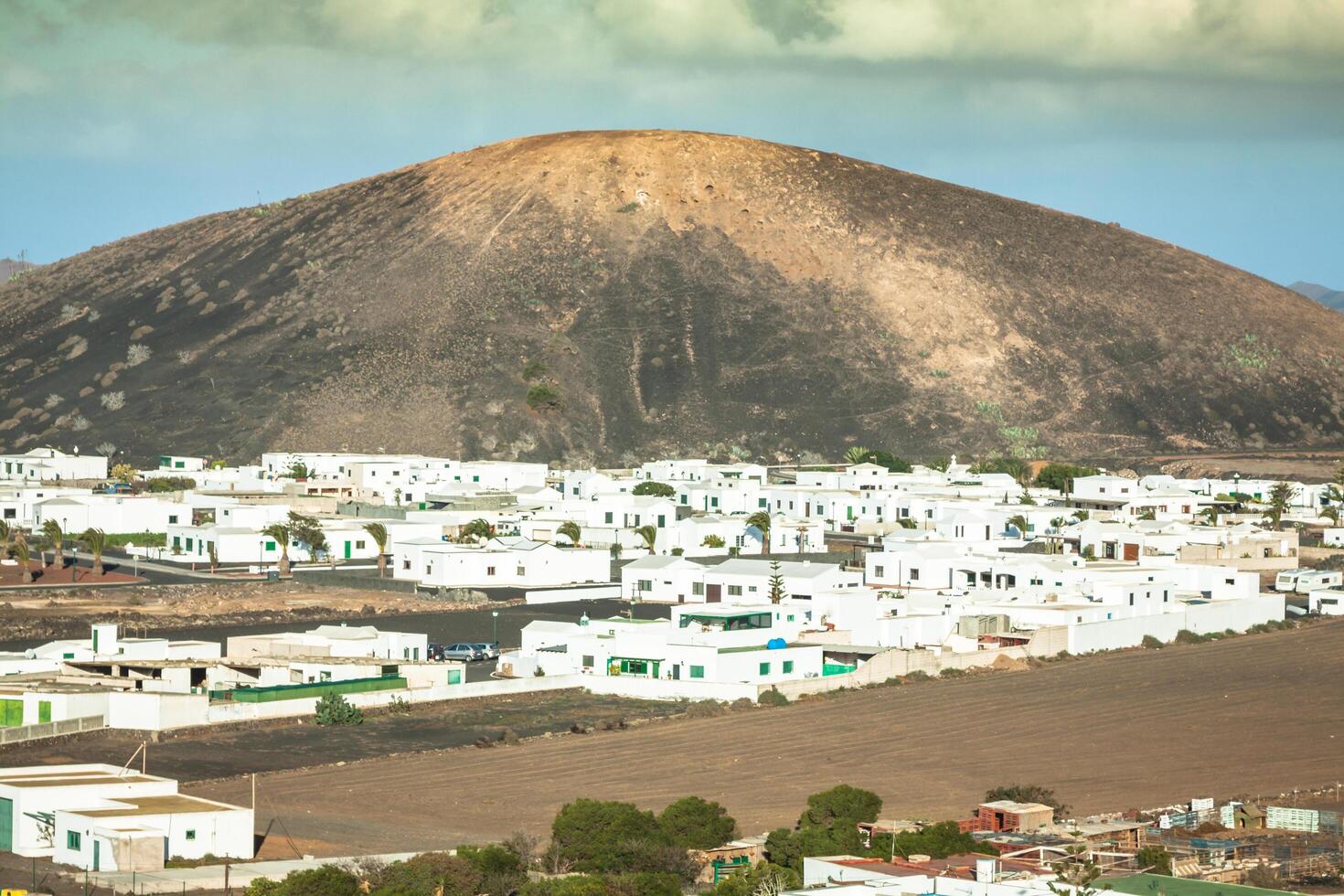 lindo Vila yaiza com Visão para a vulcões do Lanzarote foto