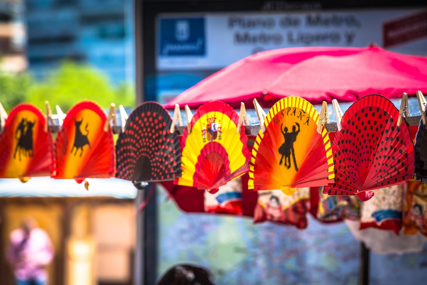 colorida espanhol fãs arranjado para venda dentro uma loja foto