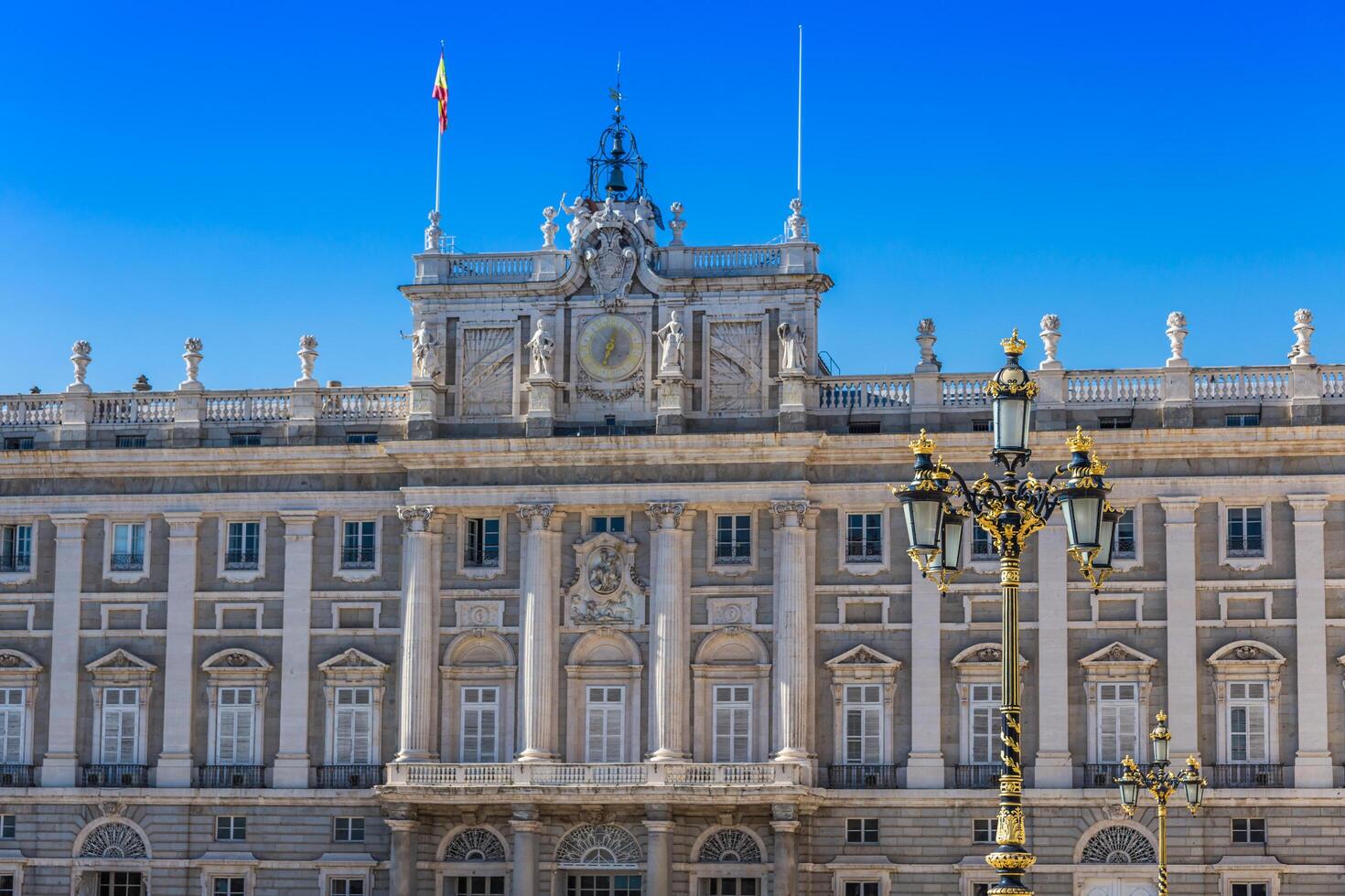 a real Palácio do madri palácio real de madri, oficial residência do a espanhol real família às a cidade do madri, Espanha. foto