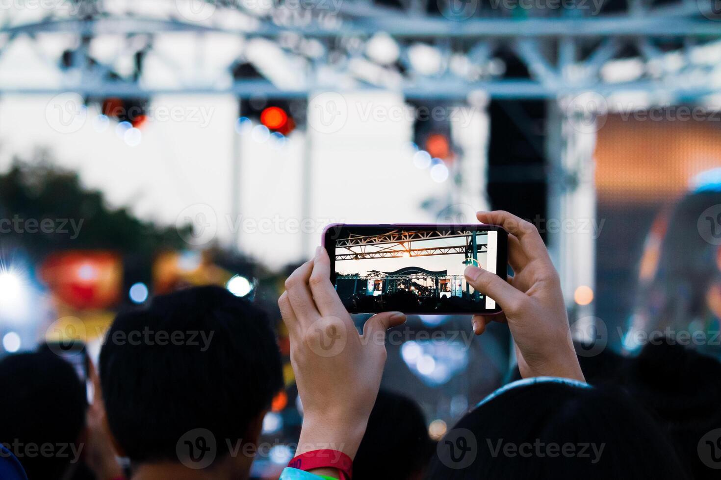 mão com uma Smartphone registros viver música festival, levando foto do show estágio, viver show, música festival