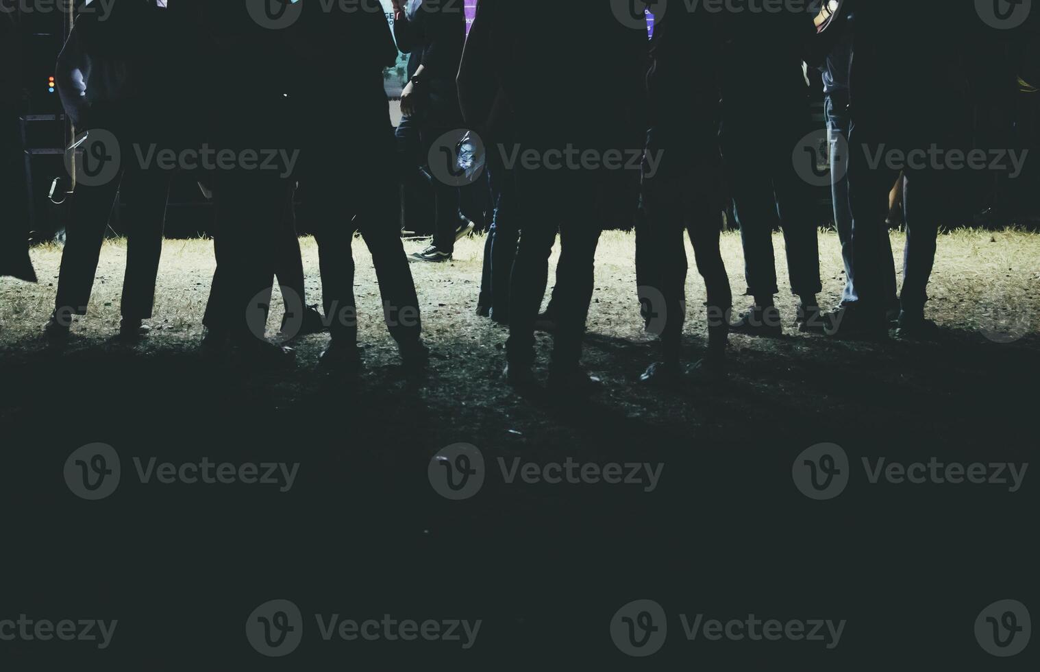 humano pernas do pessoas que esperando para música festival. foto