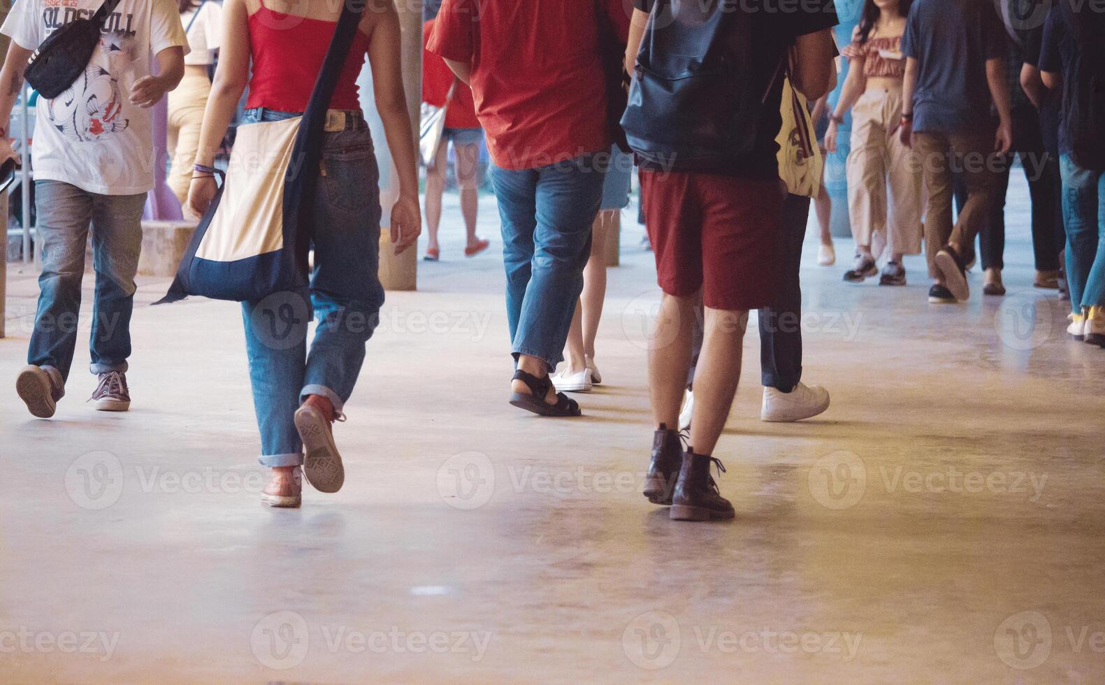 humano pernas do pessoas que esperando para música festival. foto