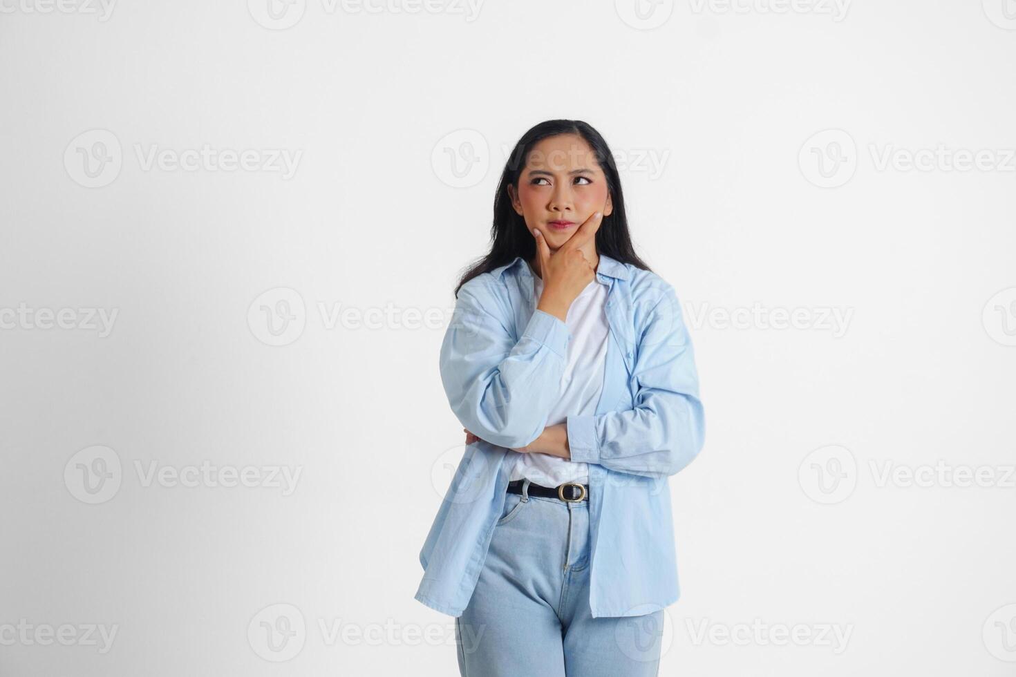 uma pensativo ásia mulher vestindo azul camisa é imaginando dela pensamentos, isolado de branco fundo. foto